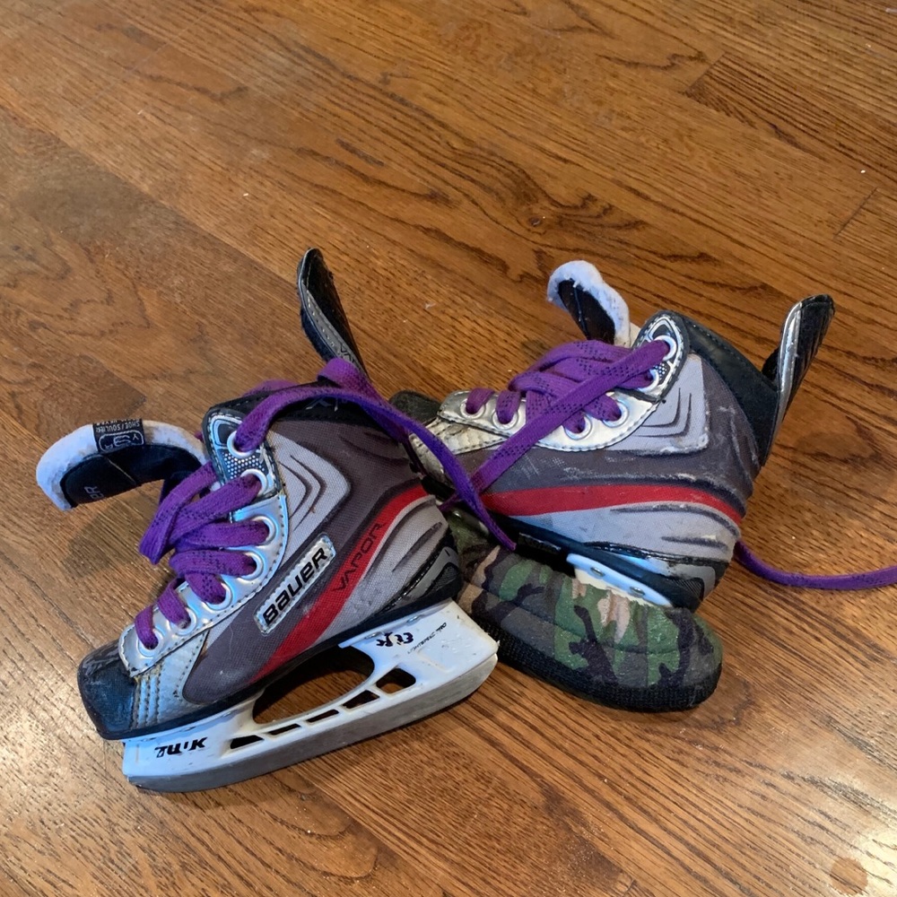 Bauer Vapor toddler 9 hockey skate and soakers